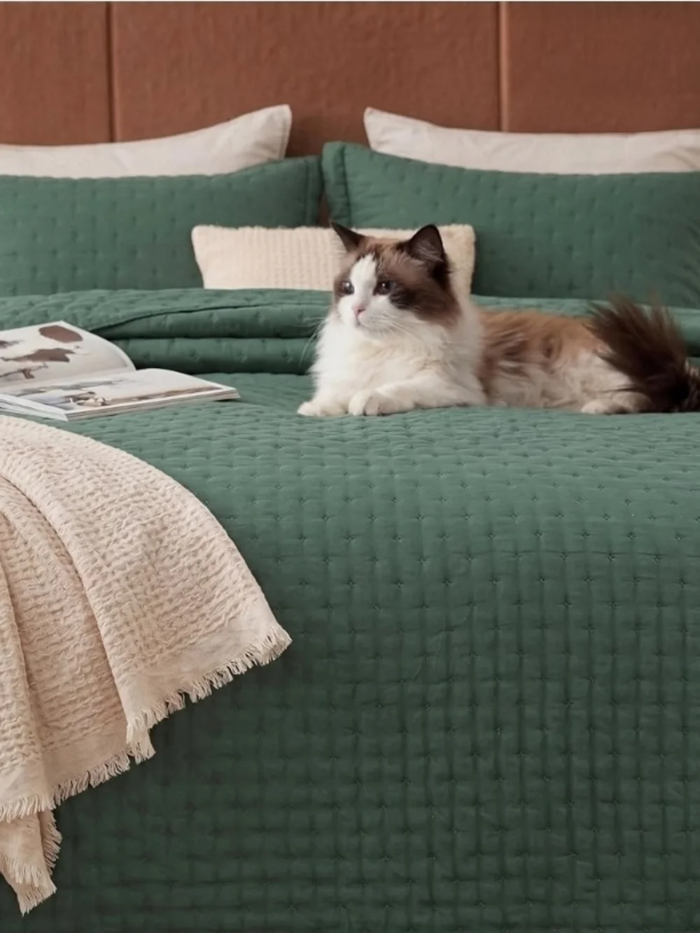 Bedsure Cal King Quilt Bedspread, Thin Comforter, Dark Green Coverlet All-Season